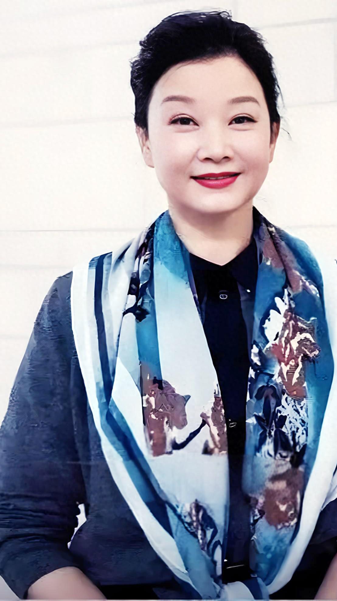 60岁宋祖英：脸部圆润眼袋明显，同母异父的妹妹是知名演员